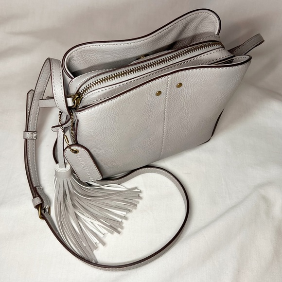 NWOT Denver Hayes Adjustable Crossbody Tassel Purse Multi Pocket Bag - Picture 2 of 5